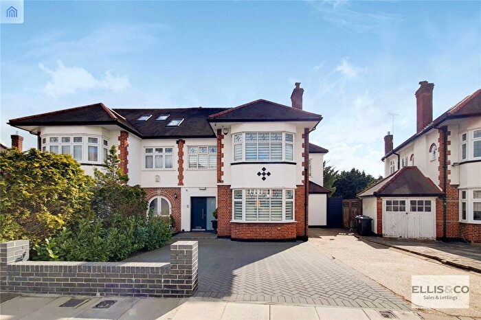 4 Bedroom Semi-Detached House For Sale In Lakenheath, London, N14