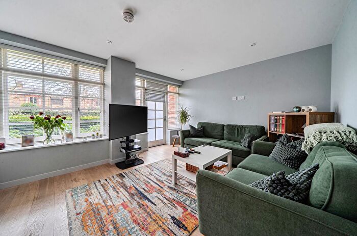 2 Bedroom Flat For Sale In Ravenscourt Gardens, London, W6