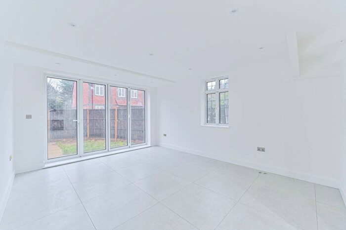 3 Bedroom Property For Sale In Kingswood Way, Sanderstead, South Croydon, CR2