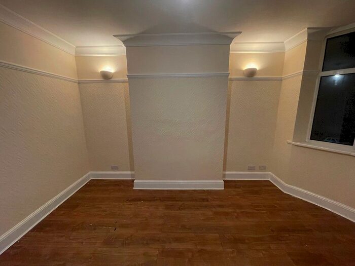 3 Bedroom Semi-Detached House To Rent In Hinde House Lane, Sheffield, S4