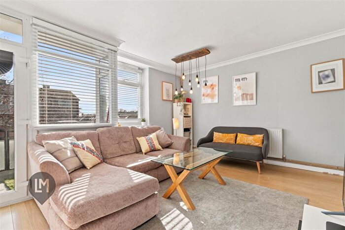 3 Bedroom Flat For Sale In Gressenhall Road, London, SW18
