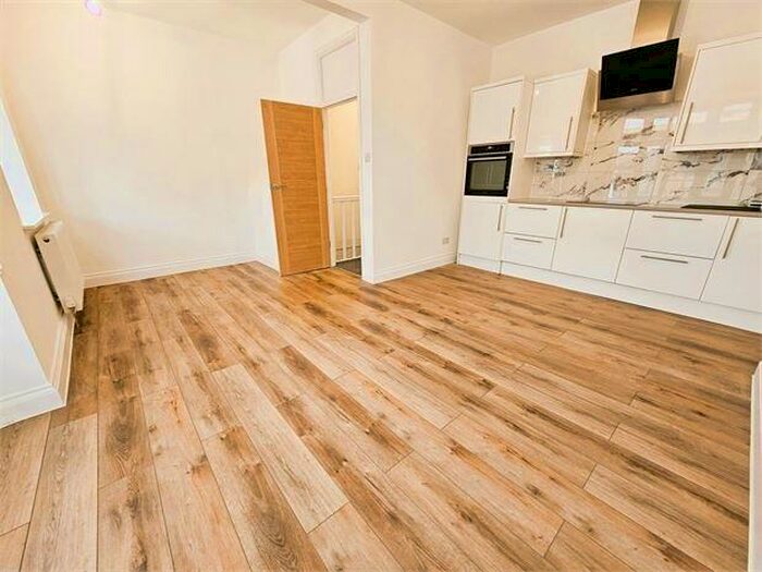 3 Bedroom Apartment To Rent In Queens Avenue, Leigh On Sea, Leigh On Sea, SS9