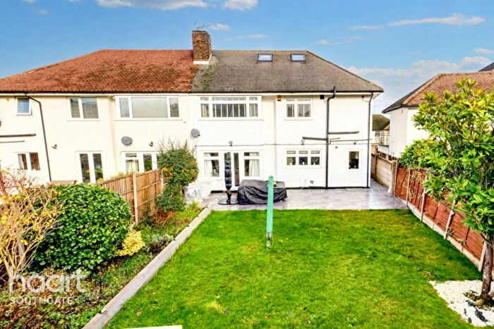 5 Bedroom Semi Detached House For Sale In Lakenheath, London, N14