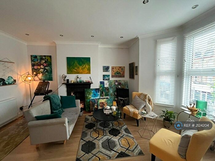 2 Bedroom Flat To Rent In Ferme Park Road, London, N4