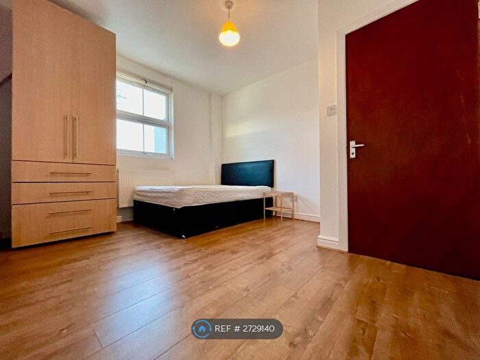 3 Bedroom Flat To Rent In Acton, London, W3