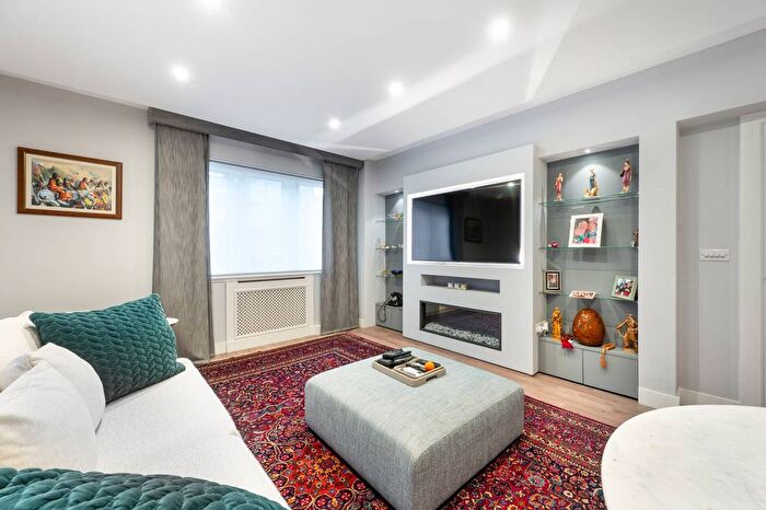 2 Bedroom Flat To Rent In Kensington High Street, High Street Kensington, W8