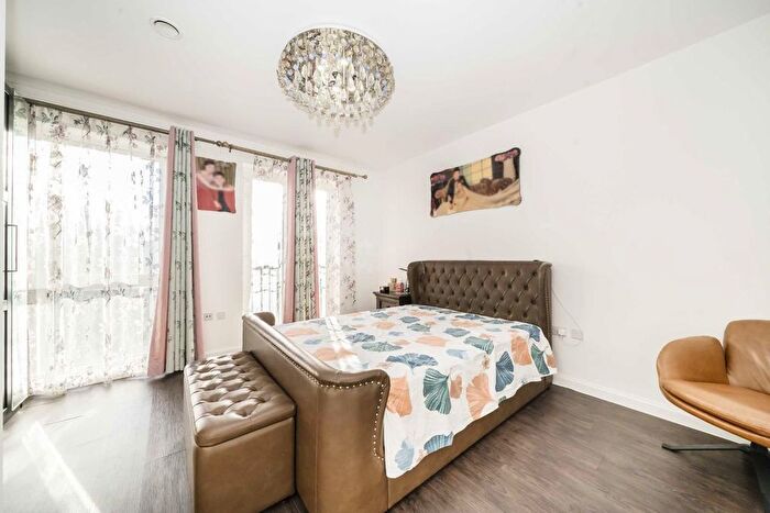 3 Bedroom Terraced House For Sale In Edgecumbe Avenue, Edgware, NW9