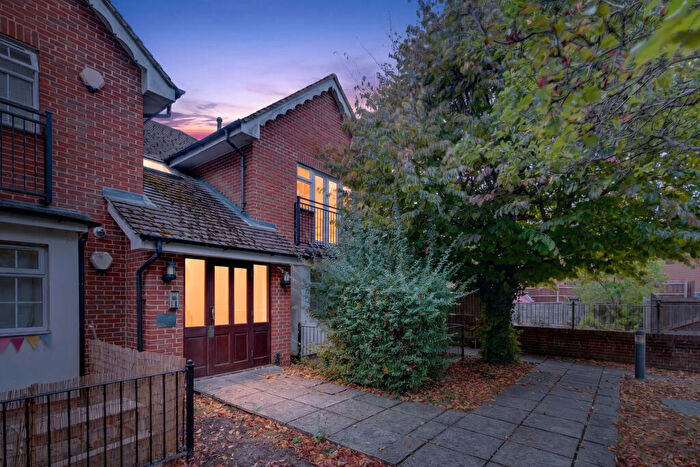 2 Bedroom Flat For Sale In Sadlers Court, Winnersh, Wokingham, RG41