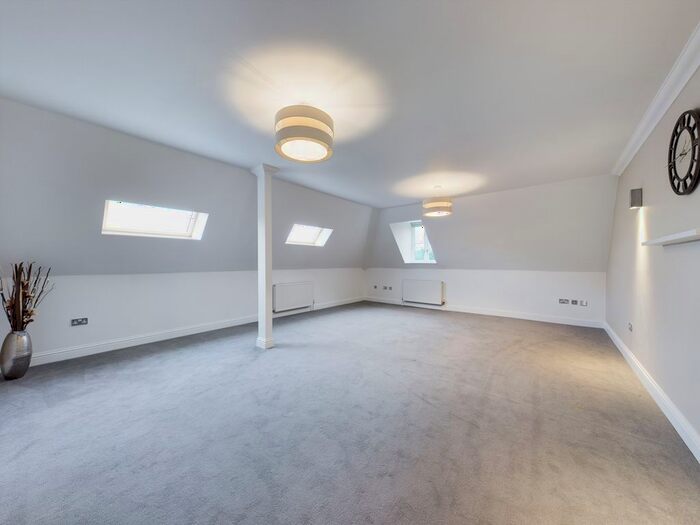 2 Bedroom Flat To Rent In Penthouse Apartment - Thorpe Road, Peterborough, PE3