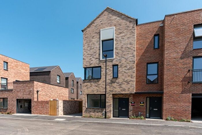 4 Bedroom Town House To Rent In Lady White Crescent, Oxford, OX2