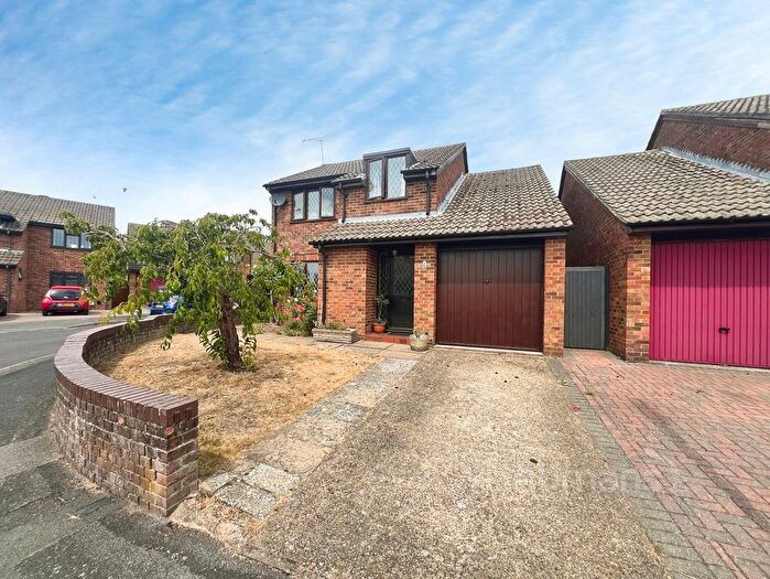 4 Bedroom Detached House For Sale In Kiln Way, Aldershot, Hampshire, GU11