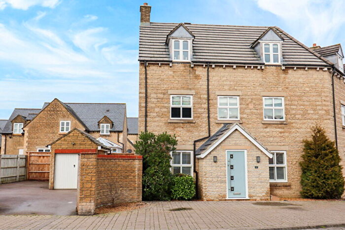4 Bedroom End Of Terrace House For Sale In Zander Road, Calne, SN11