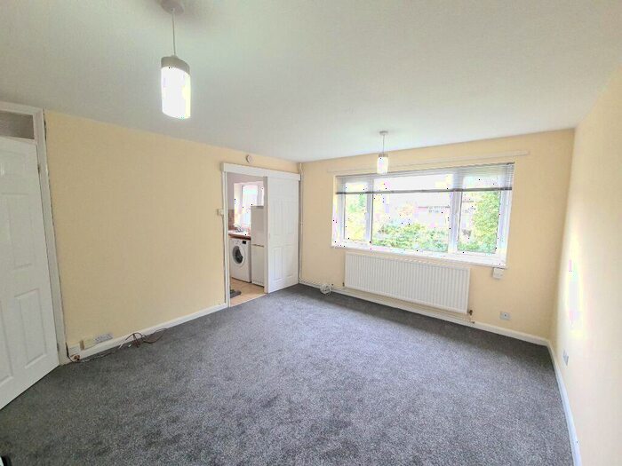 2 Bedroom Maisonette To Rent In Cookfield Close, Dunstable, LU6