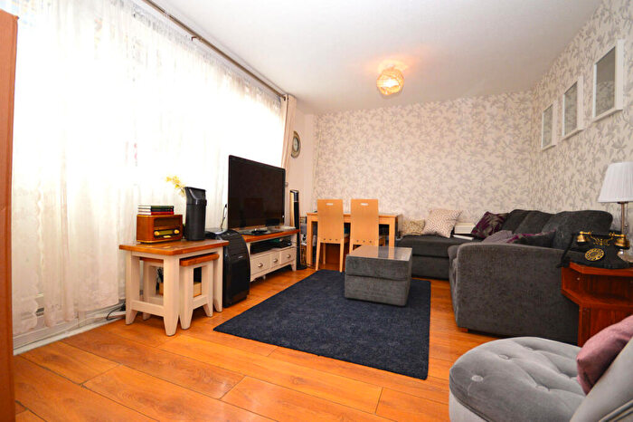 3 Bedroom Maisonette To Rent In Lipton Road, London, E1