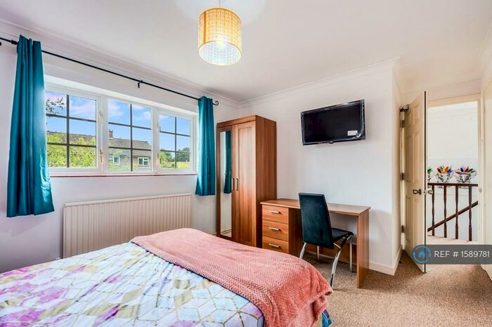 5 Bedroom Semi-Detached House To Rent In Blackwell Avenue, Guildford, GU2