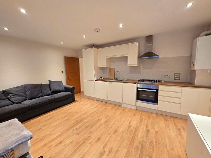 2 Bedroom Flat To Rent In High Street, Potters Bar, EN6