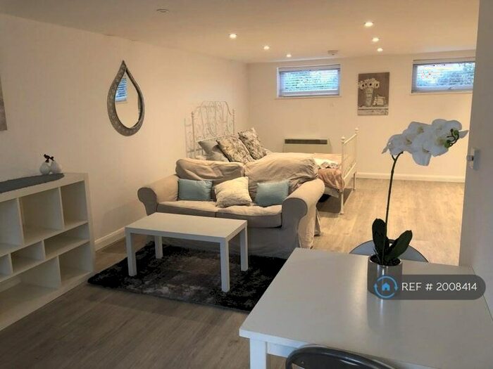 Studio To Rent In Slough, Slough, SL1