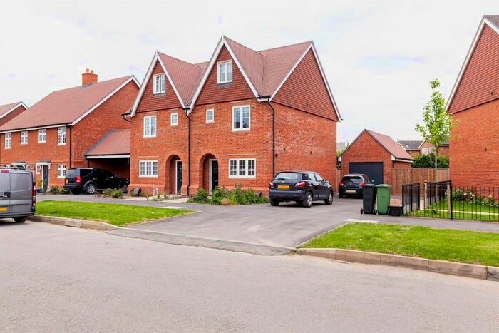 3 Bedroom Property To Rent In Webber Street, Horley, RH6