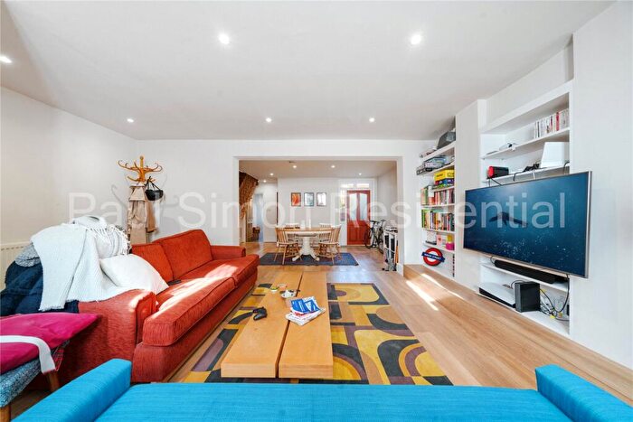3 Bedroom Maisonette For Sale In Pemberton Road, London, N4