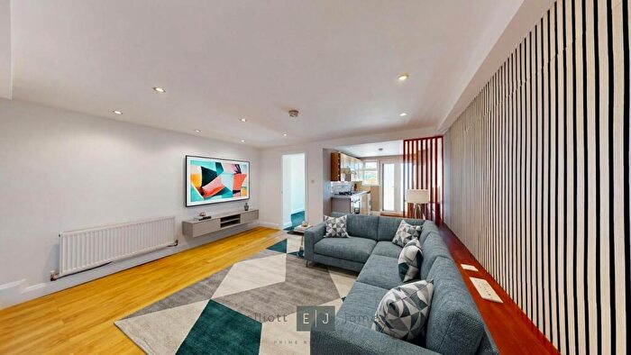 2 Bedroom Apartment To Rent In Gordon Road, London, E18