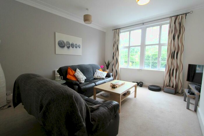 3 Bedroom Flat To Rent In Otley Road, Leeds, LS16