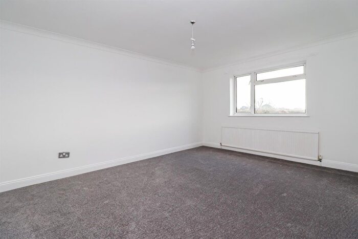 2 Bedroom Flat For Sale In Collington Avenue, Bexhill-On-Sea, TN39