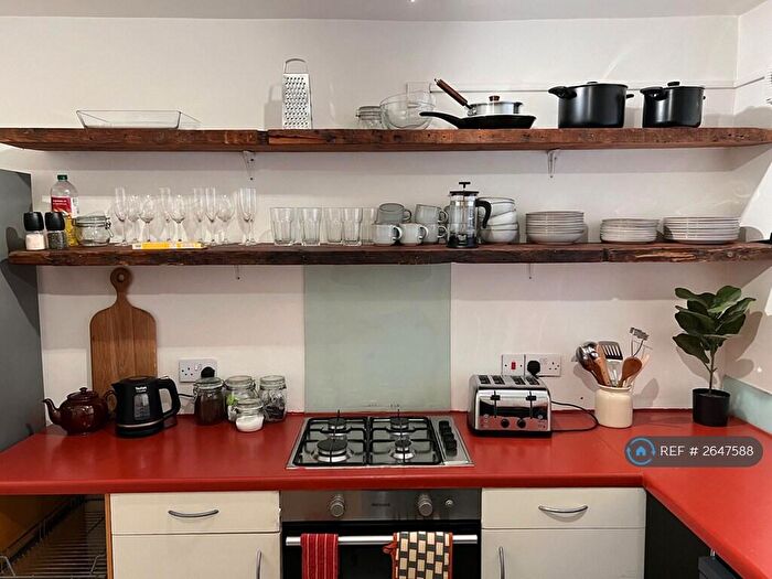 3 Bedroom Flat To Rent In Woodseer Street, London, E1