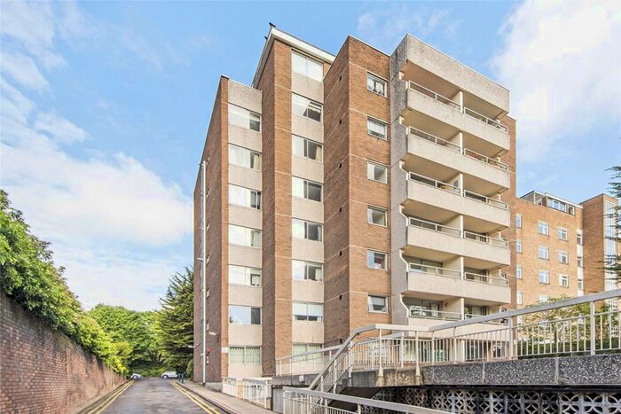 2 Bedroom Flat To Rent In Lorne Court, Putney Hill, London, SW15