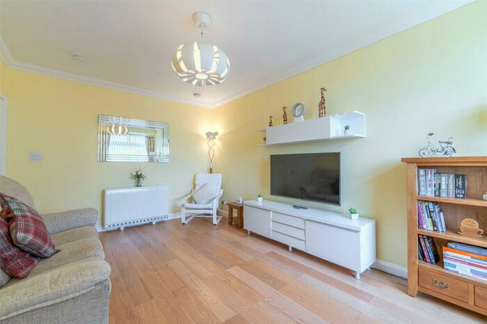 2 Bedroom Flat For Sale In Crewe Terrace, Edinburgh, EH5