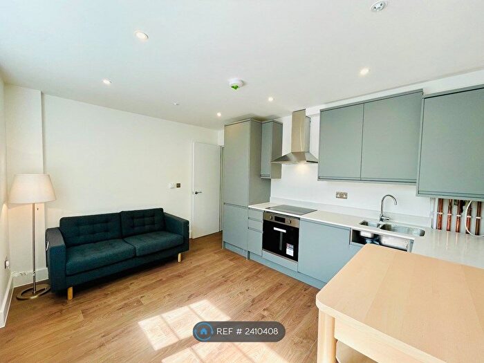 2 Bedroom Flat To Rent In Wandsworth Road, London, SW8
