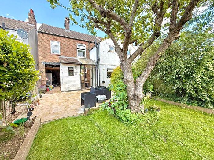 4 Bedroom End Of Terrace House For Sale In Princes Street, Dunstable, LU6