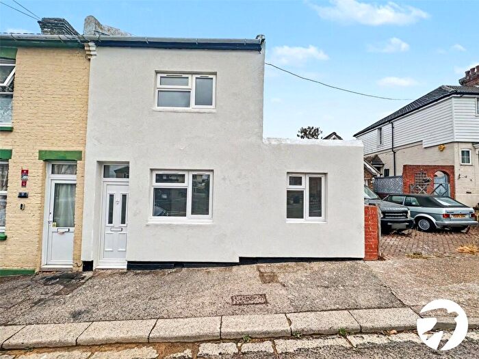 4 Bedroom End Of Terrace House For Sale In Buller Road, Chatham, Kent, ME4