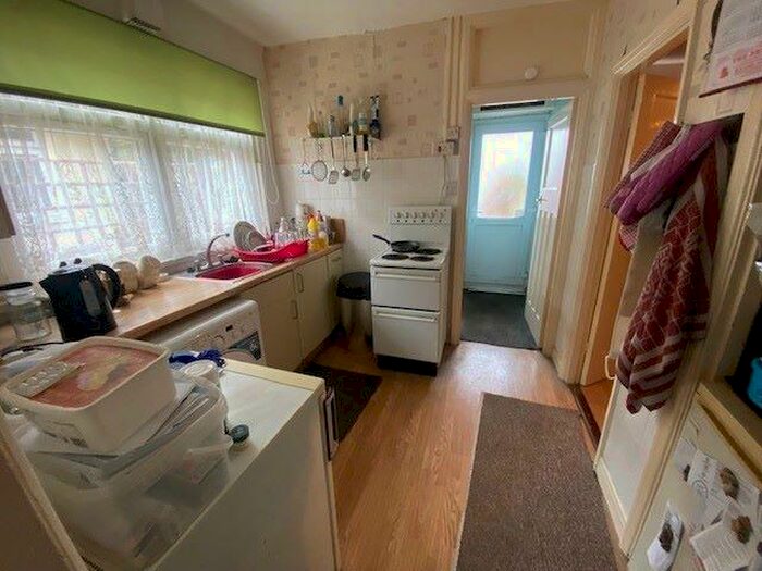 3 Bedroom Detached Bungalow For Sale In Meadow Way, Jaywick, Clactonon