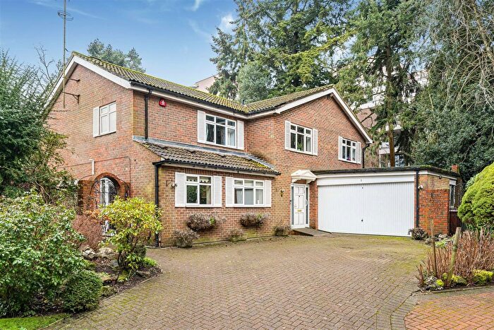 5 Bedroom Detached House For Sale In Barn Close, Radlett, WD7
