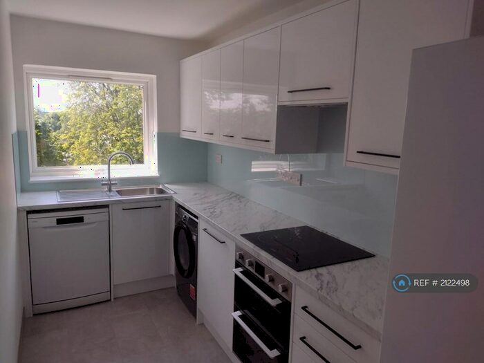 2 Bedroom Flat To Rent In Kingsley House, Surbiton, KT6