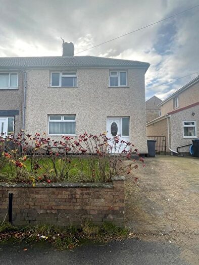 3 Bedroom Semi Detached House To Rent In Woodend Court, Bradford, BD5