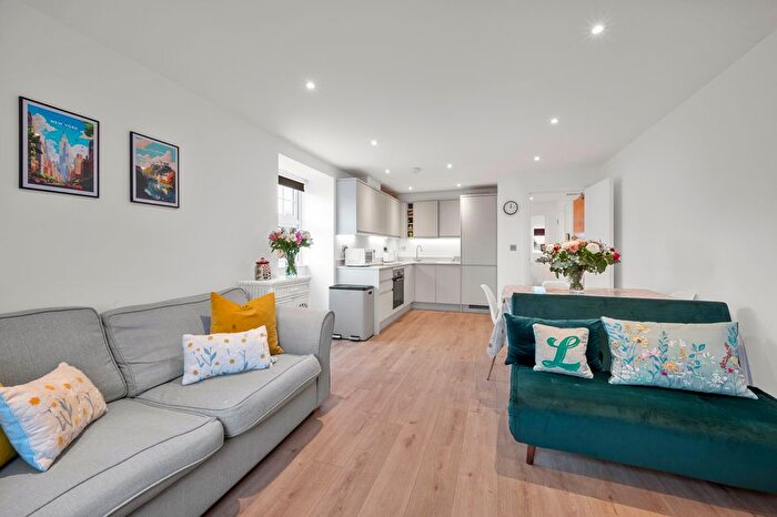 1 Bedroom Flat For Sale In Villiers Avenue, Surbiton, KT5