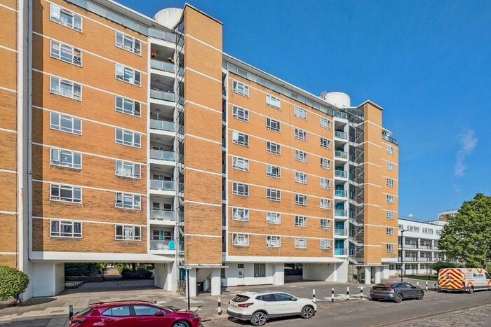 3 Bedroom Flat To Rent In Churchill Gardens, London, SW1V