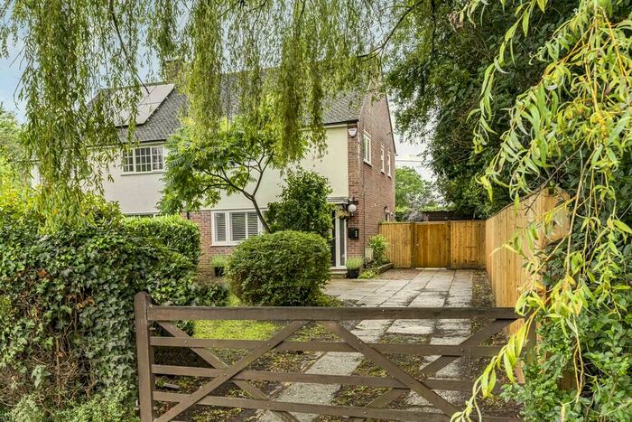 3 Bedroom Semi-Detached House For Sale In The Green, Marsh Baldon, Oxford, OX44