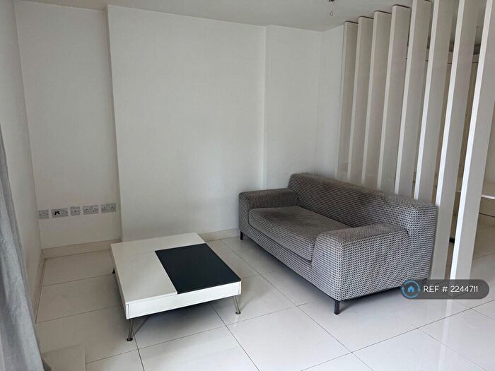 Studio To Rent In Pan Peninsula Square, London, E14