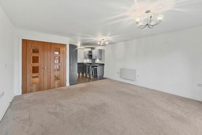 2 Bedroom Flat For Sale In Loddon House, London Road, Ruscombe, RG10