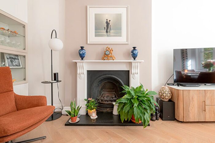 2 Bedroom Flat For Sale In St. Georges Square, Pimlico, London, SW1V