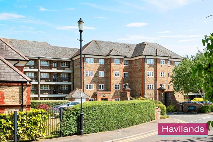 2 Bedroom Apartment For Sale In Newsholme Drive, London, N21