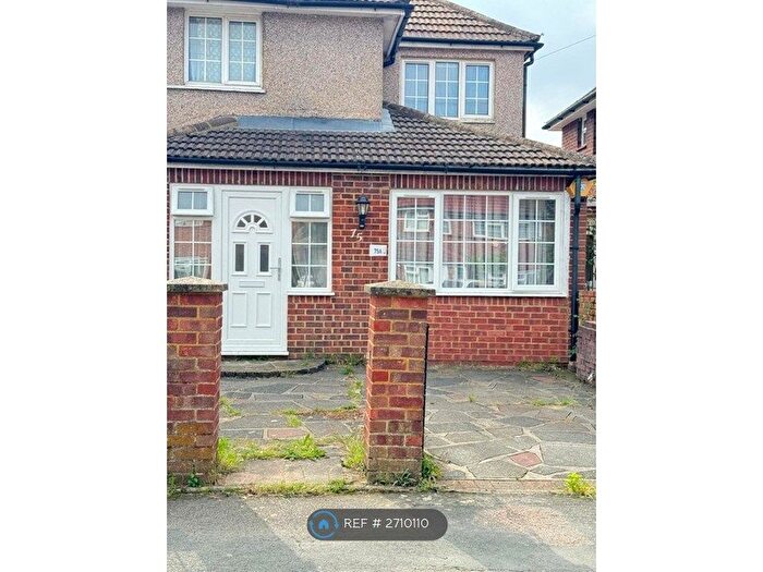 2 Bedroom Flat To Rent In Homestead Way, New Addington, Croydon, CR0