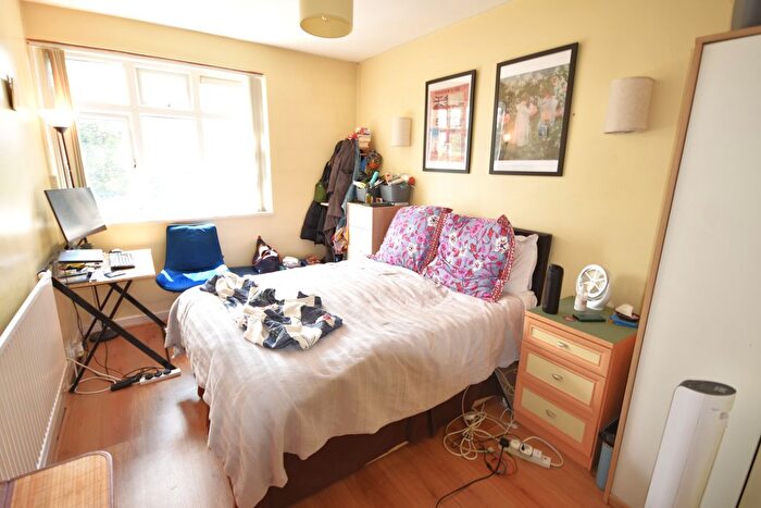 3 Bedroom Maisonette To Rent In Solebay Street, Stepney Green, E1