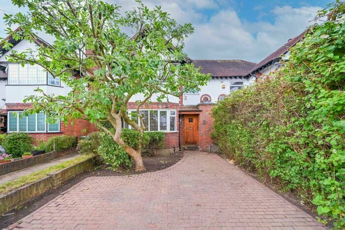 3 Bedroom House To Rent In High Drive, Kingston, New Malden, KT3