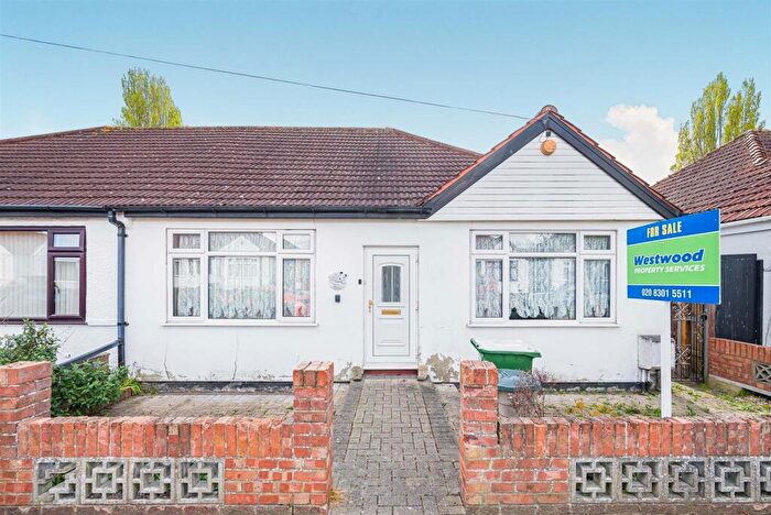 3 Bedroom Semi-Detached Bungalow For Sale In Woodlands Avenue, Sidcup, DA15