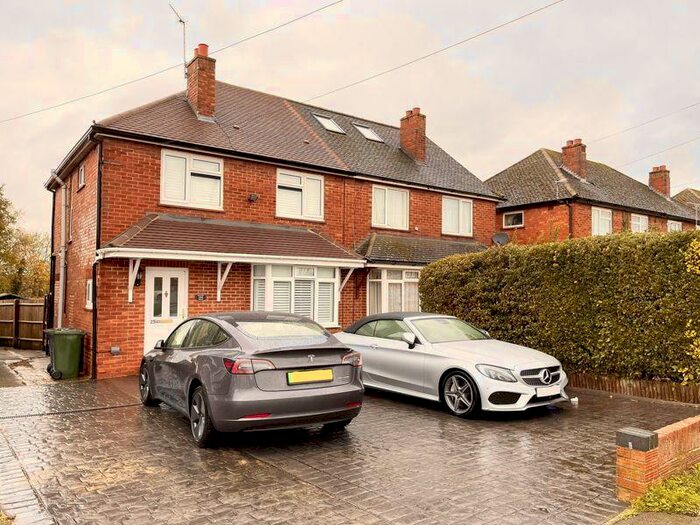 3 Bedroom Semi-Detached House To Rent In Oxford Road, Kidlington, OX5