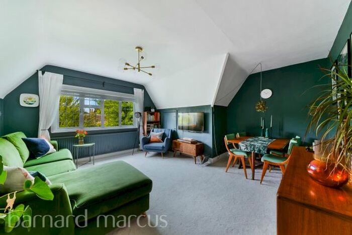 2 Bedroom Flat To Rent In Watts Road, Thames Ditton, KT7