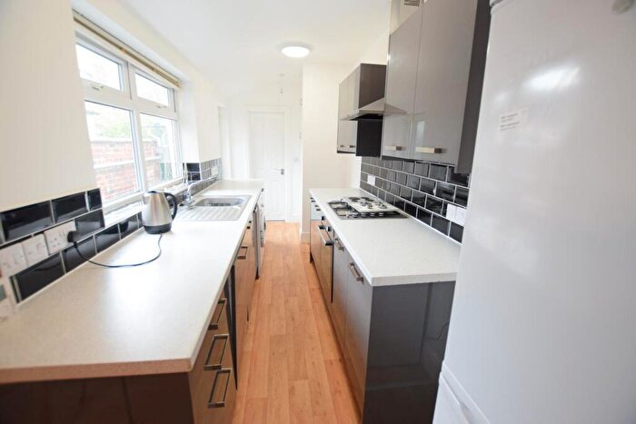 2 Bedroom Terraced House To Rent In Hood Street - Student House - /, LN5